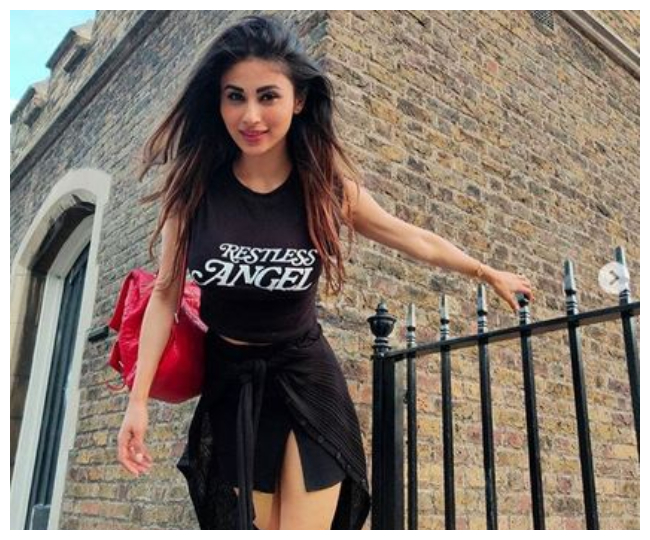 Mouni Roy Bold Photo: मौनी रॉय की ये तस्वीरें बढ़ा रही हैं इंटरनेट का पारा, आपने देखीं क्या